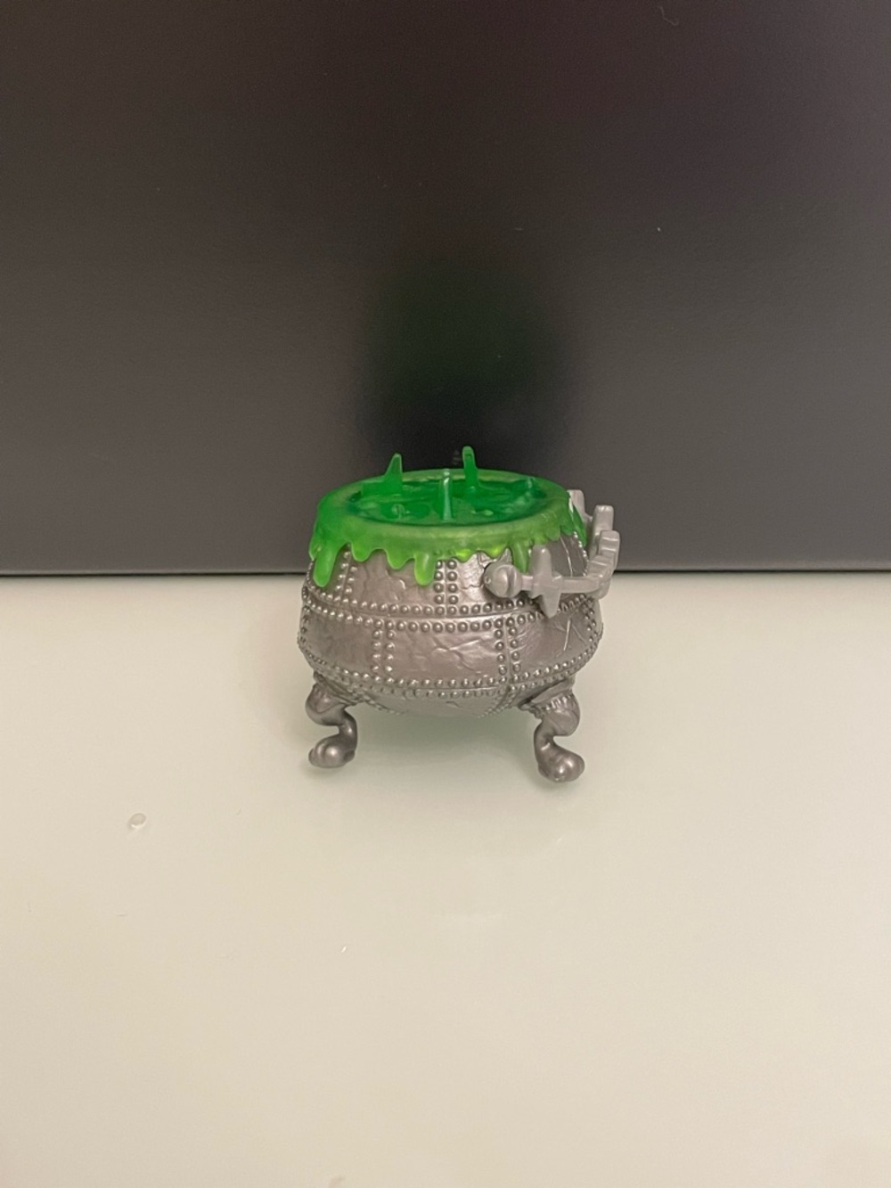 monster high Silver Cauldron with Bright Green Slime Accessory